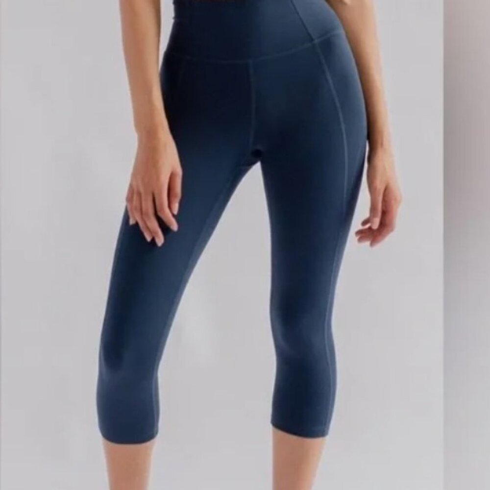 Girlfriend Collective Navy Compression Capri Legging size medium